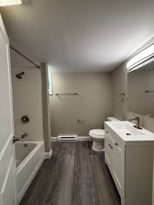 Building Photo - Newly remodeled 3+ bedroom