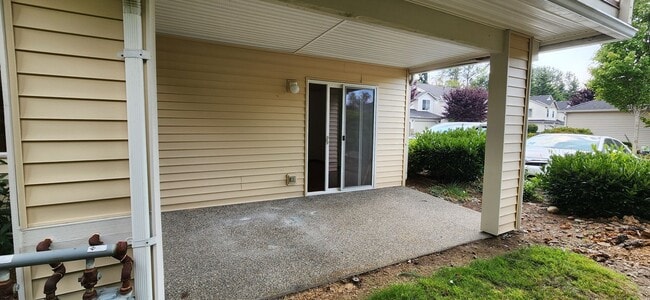 Building Photo - Refreshed 2 bed 2 bath Everett Condo $2099...