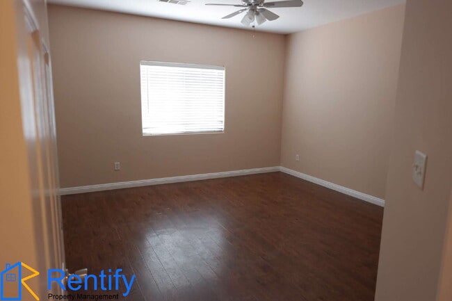 Building Photo - Cute 3/2 SW home in a Cul-de-Sac.