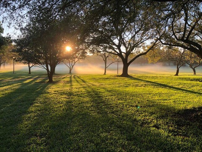 Building Photo - FURNISHED LUXURY 3 Br 3 Ba RENTAL NEAR DOWNTOWN ST PETERSBURG, FL