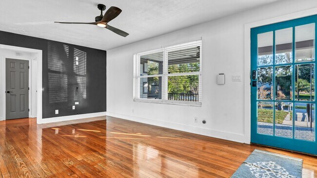 Building Photo - Beautiful S. Tampa 3BR/2BA remodeled home ...