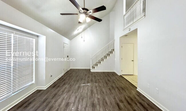 Building Photo - Limited Time Special Offer /3-Bedroom Home with Garage / Pet-Friendly / Available Now!