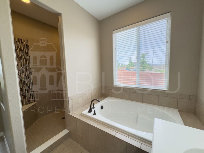 Building Photo - Large Well-Maintained Peyton Home