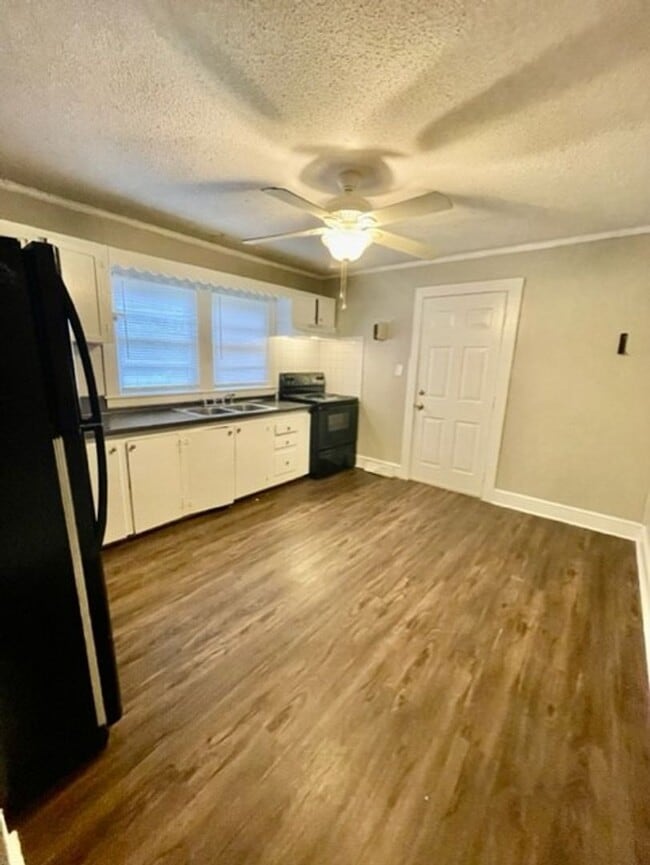 Building Photo - Adorable 2 bedroom 1 bath home . Located i...