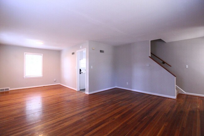 Building Photo - October FREE On This 2 Bedroom 1 Bath Dupl...