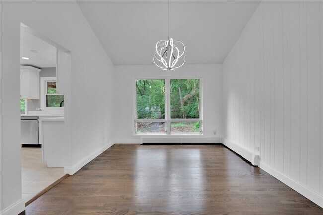 Building Photo - 1001 Oak Ln