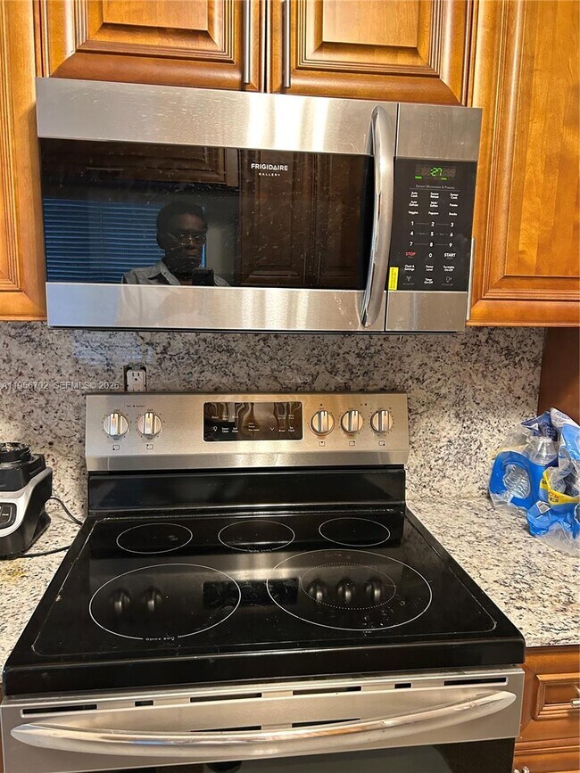 Building Photo - 270 NE 191st St