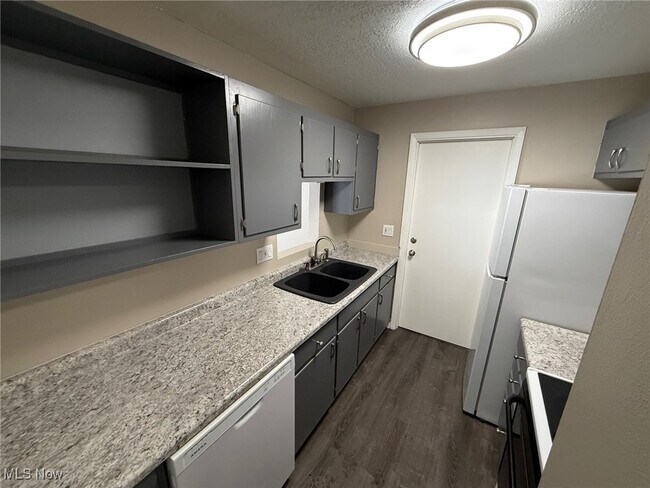 Building Photo - 2465 Warren Pkwy