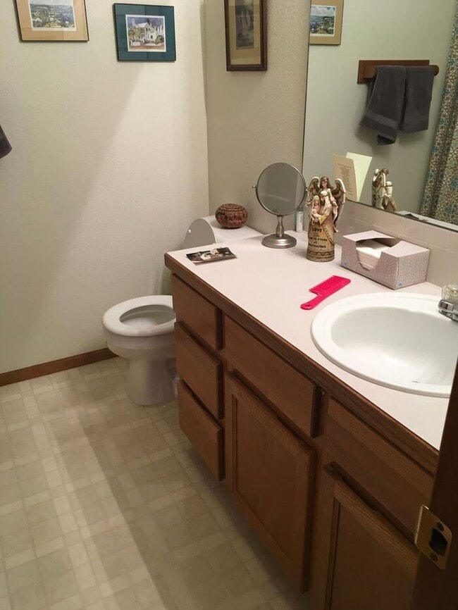 Building Photo - Beautiful 3 bedroom, 2.5 bath Townhome wit...