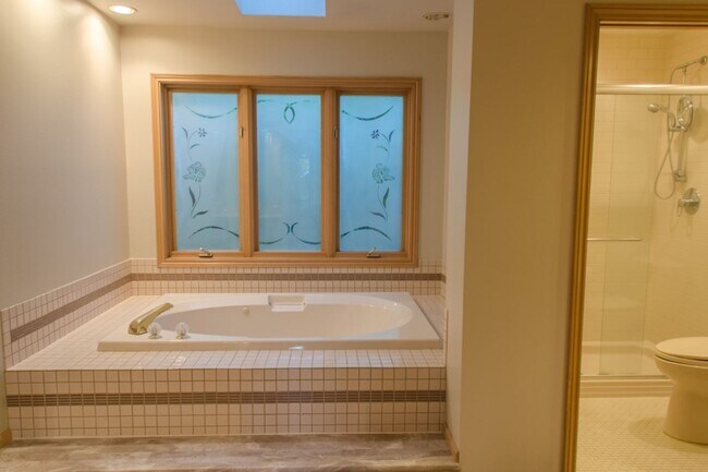 Building Photo - 5Bd/2.75Ba Mercer Island House