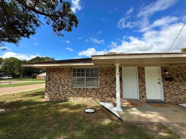 Building Photo - 3800 Pine St