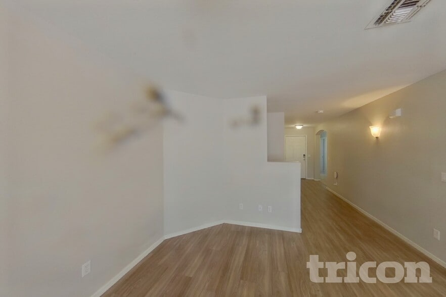Building Photo - 43714 Cale Dr