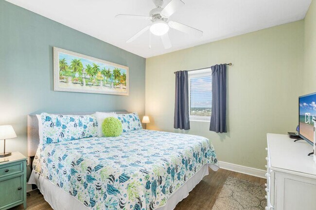 Building Photo - 365 E Beach Blvd