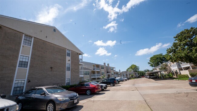 Building Photo - 2750 Holly Hall St