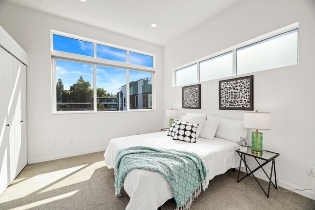 Building Photo - Delridge Townhome