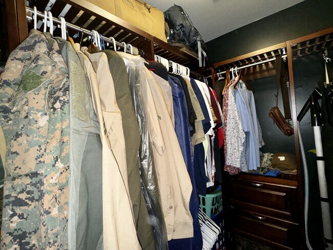 Building Photo - 211 Hidden Oaks Dr