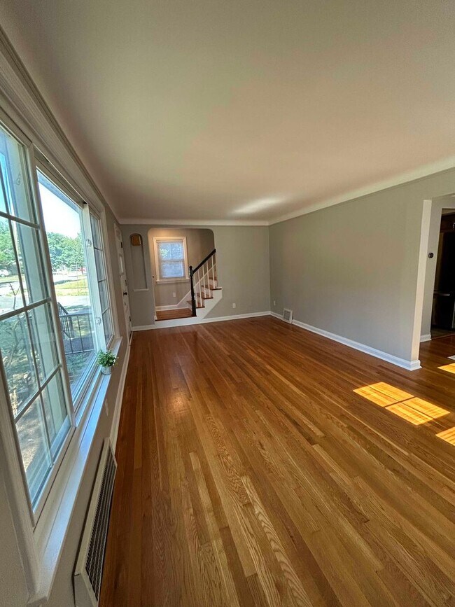 Building Photo - Spacious Colonial For Rent in Lyndhurst