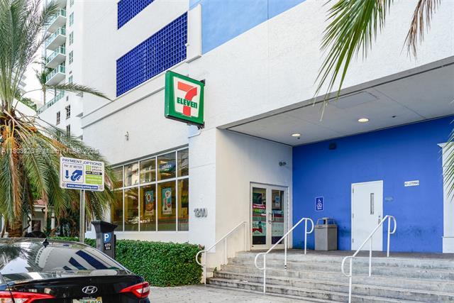 Building Photo - 1200 Brickell Bay Dr