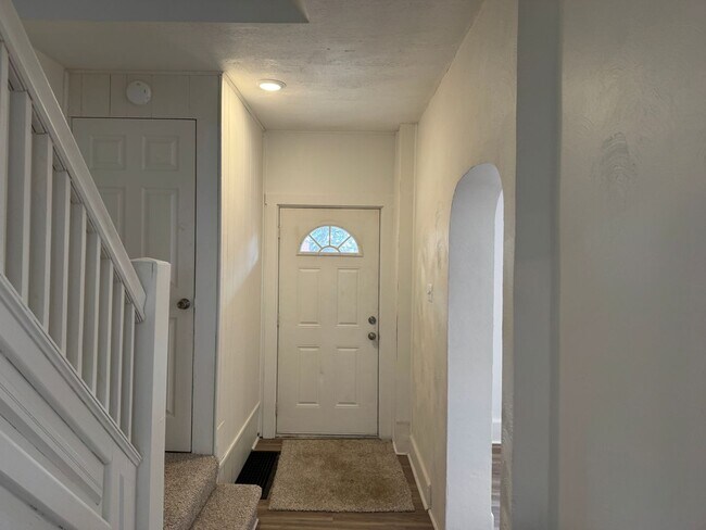 Building Photo - 211 Reifert St