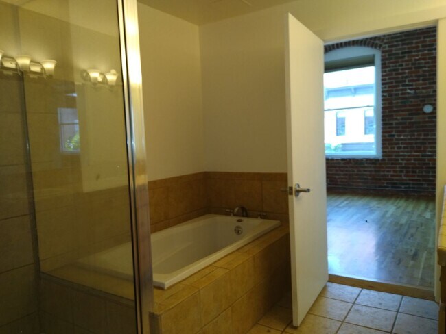 Building Photo - Loft Living At It's Finest In LODO!