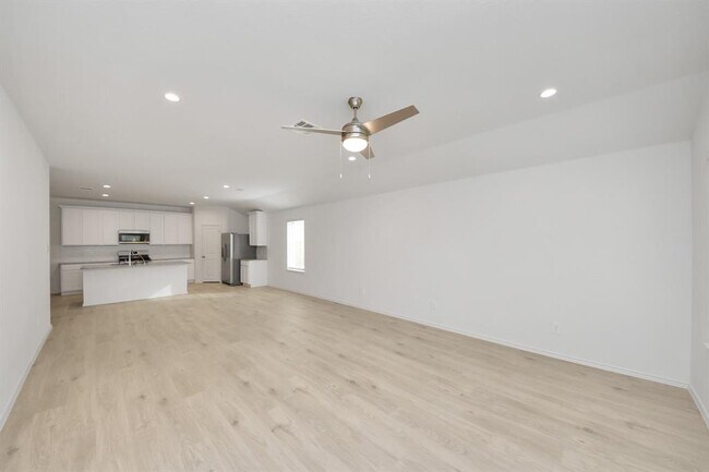 Building Photo - 5038 Balcolm Dr