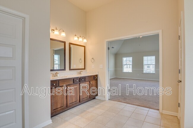 Building Photo - 5014 Vine Ln