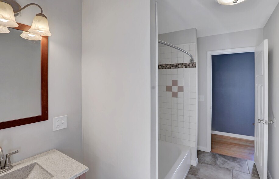 Building Photo - 605 Grace St