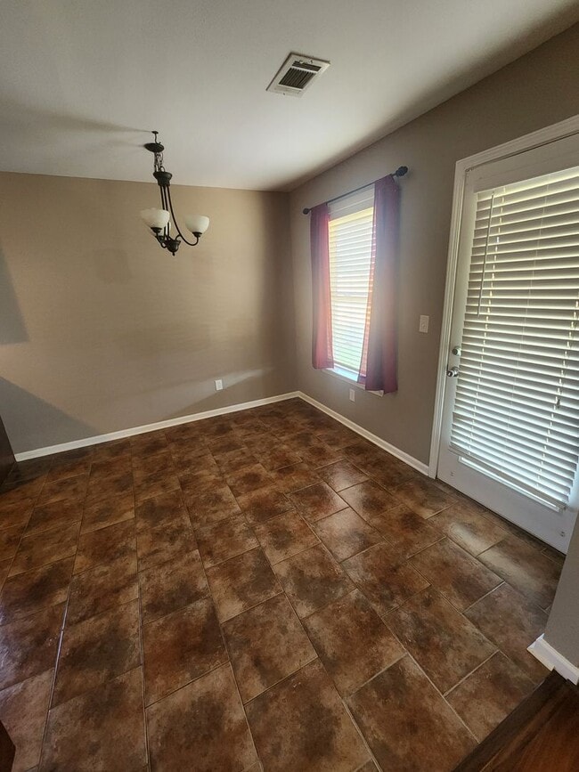 Building Photo - Cozy 3 Bed 2 Bath Home Available Now