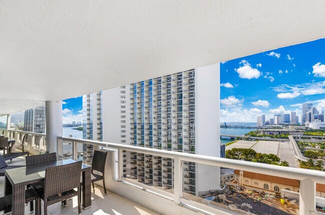 Building Photo - 1717 N Bayshore Dr