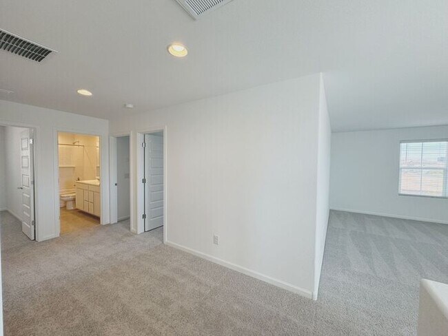 Building Photo - MOVE IN SPECIALS!! 15 DAYS RENT FREE!! New 5-Bedroom Home in Phoenix with Upgrades!