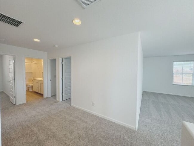 Building Photo - MOVE IN SPECIALS!! ONE MONTH RENT FREE!! New 5-Bedroom Home in Phoenix with Upgrades!