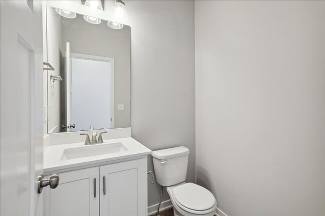 Building Photo - Beautiful! 3 bedroom 3 bathroom Single-Family Home in Urbandale, IA