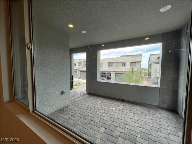 Building Photo - 490 Fairview Hills St