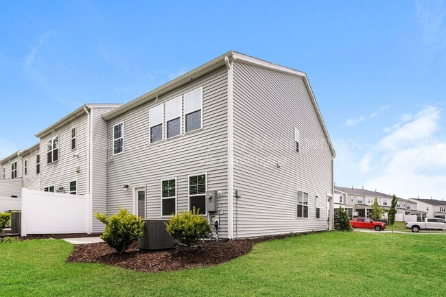 Building Photo - 2061 Caen St