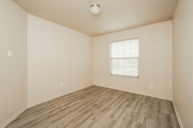 Building Photo - 2902 Aspen Mdw