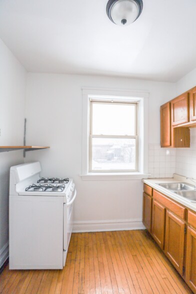 Building Photo - 4441 N Damen Ave