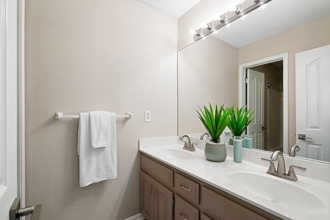 Building Photo - {13862} Spacious townhome in Prime Location + Maintenance Provided Community + Neighborhood Pool ...