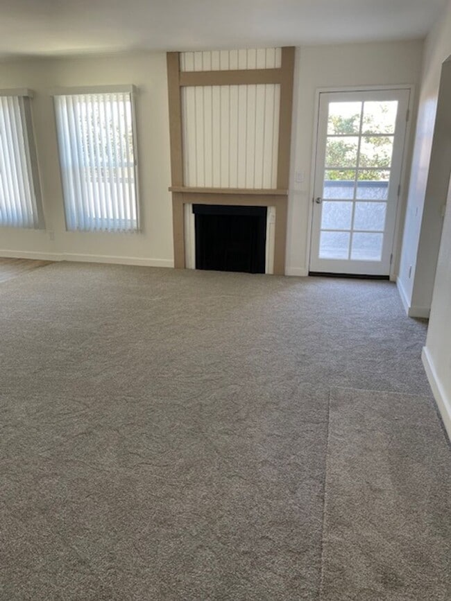 Building Photo - Spacious 2 Bedroom Unit in Huntington Beach