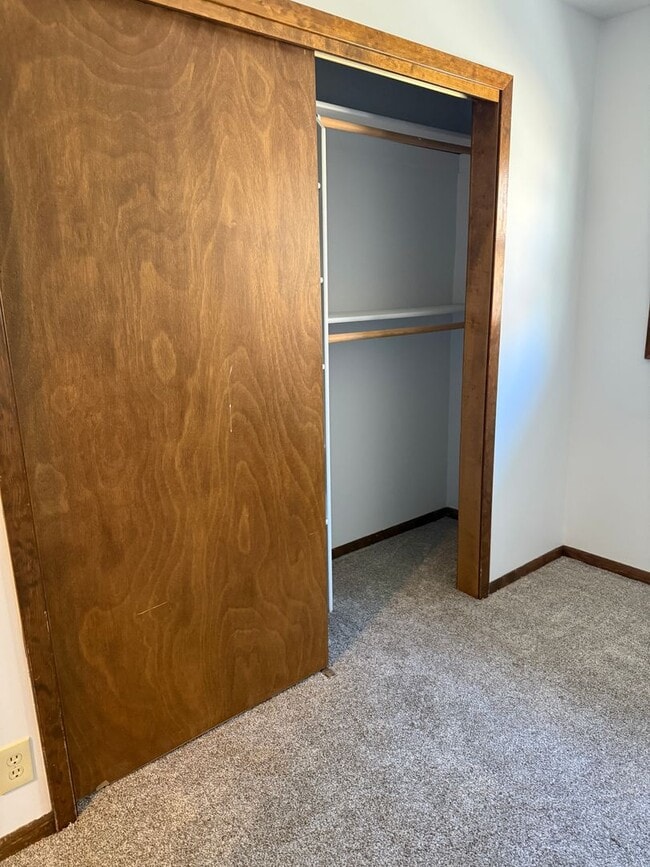 Building Photo - Large 3BR/3BA Home Near Linden Park!