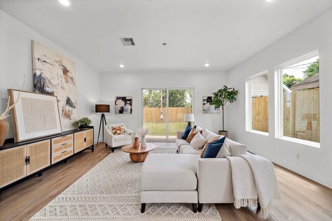 Building Photo - 406 E 33rd St