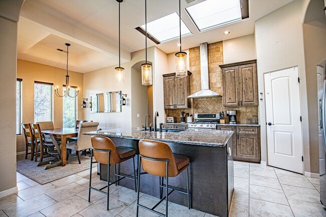 Building Photo - Beautiful 4 bedroom 2.5 bathroom