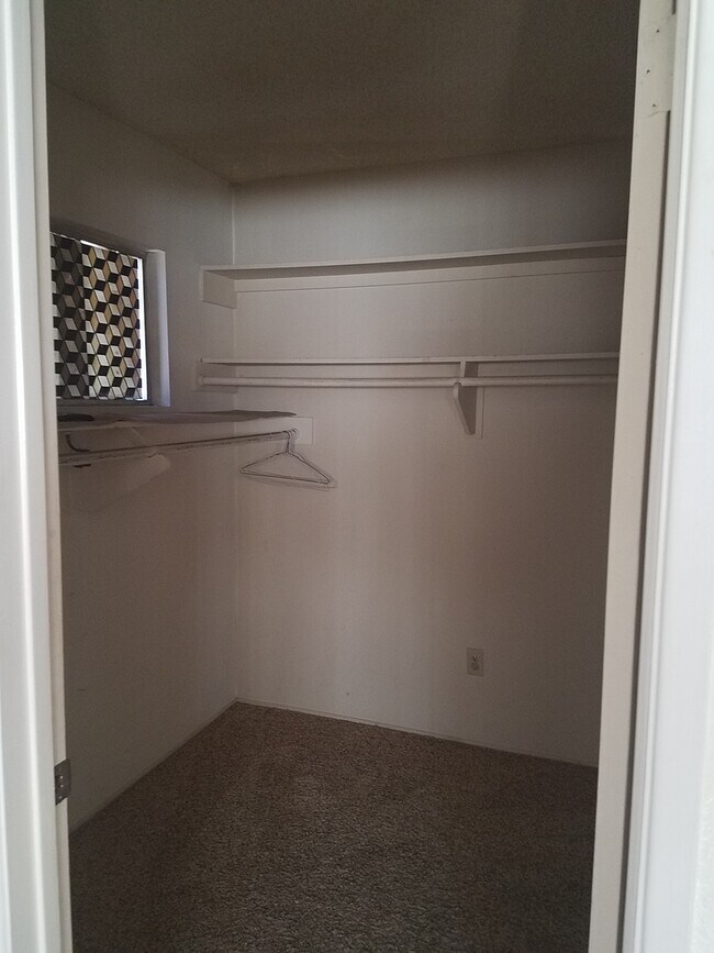 Building Photo - 3+ Bed House UTILITIES PAID BY LANDLORD