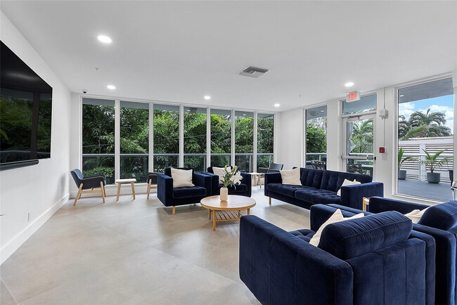 Building Photo - 3000 Holiday Dr