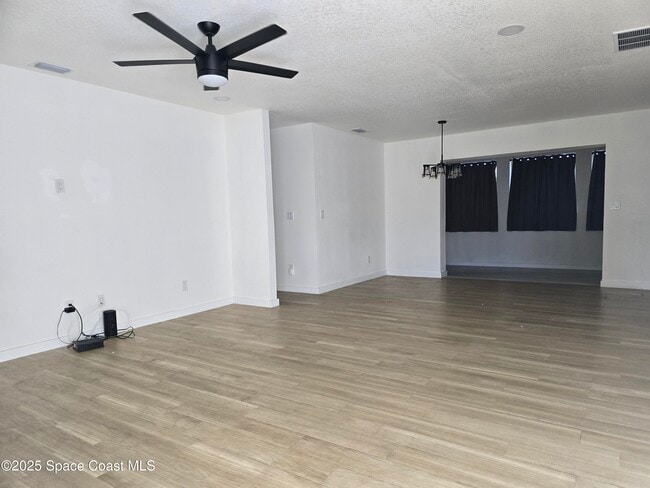 Building Photo - 2417 Colonial Dr