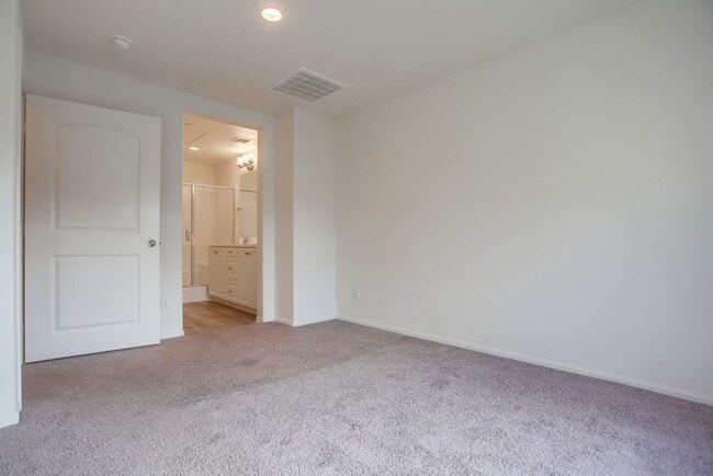 Building Photo - Beautiful 4 Bedroom Townhome! Built in 202...
