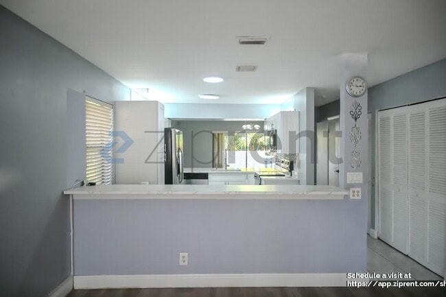 Building Photo - 9761 Riverside Dr