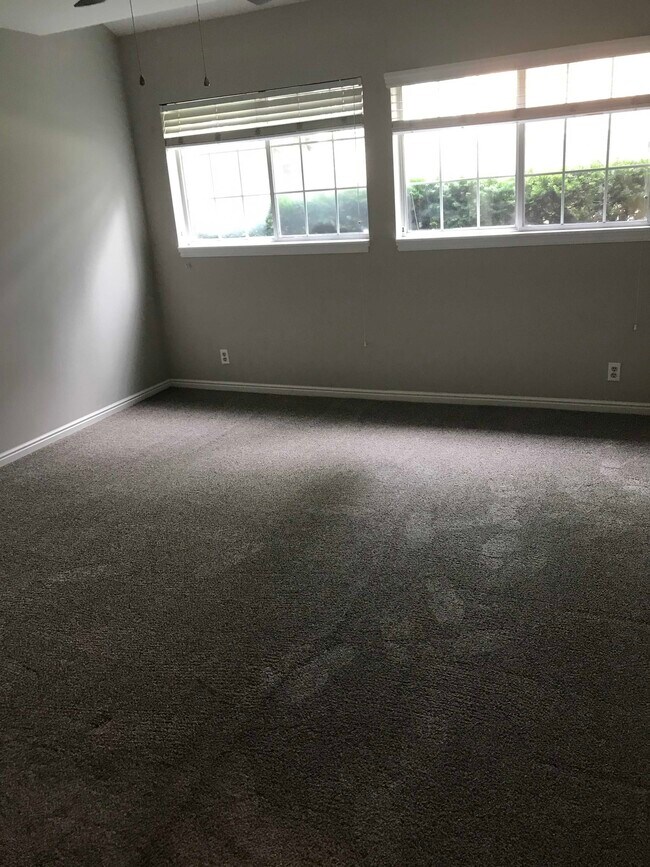 Building Photo - 650 S Main St