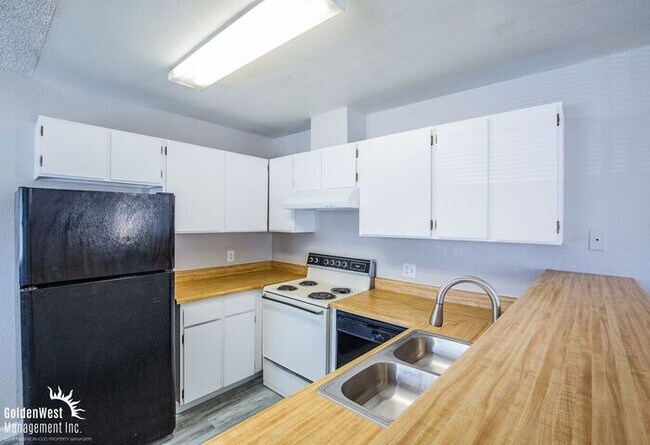 Building Photo - Beautifully Updated 2Bdm 1Ba Unit in a Gat...