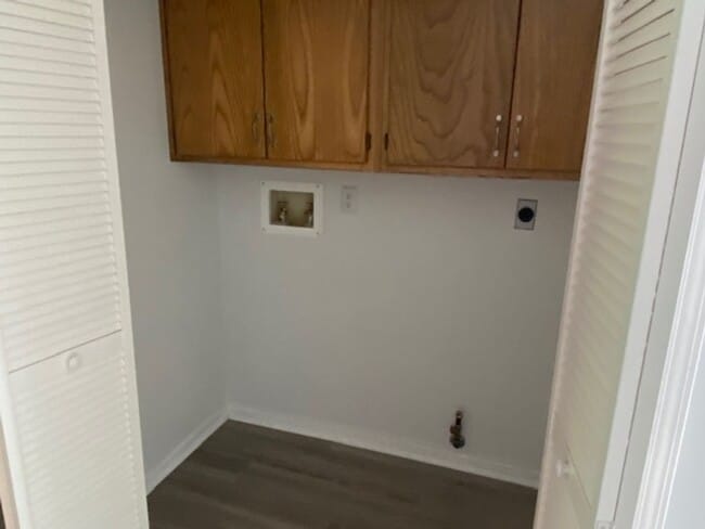 Building Photo - Shawnee Condo all redone close to Shops an...