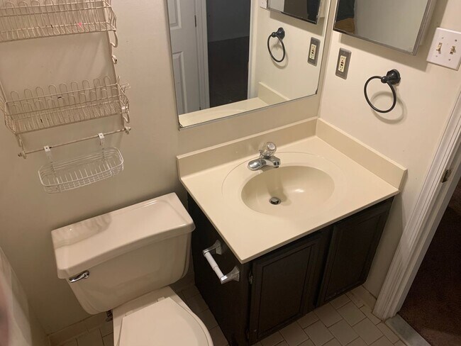 Building Photo - Nice Large Condo on Ground Level for Rent in Awesome Neighborhood!